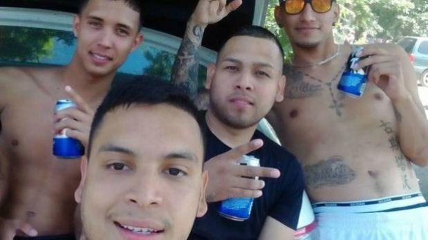 Jóvenes transmiten el vuelco de su auto por Facebook