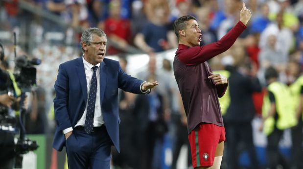 Fernando Santos defendió a Ronaldo, criticado por estas imágenes. (Foto: AFP)