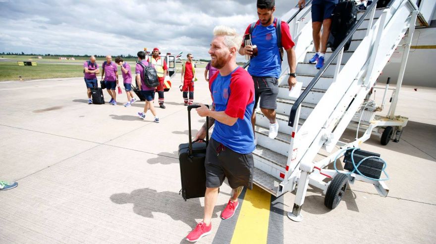 Barcelona viajó a Inglaterra con Lionel Messi y su nuevo look