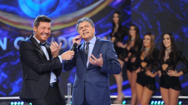 (FILES) This file hand out photo released by Ideas del Sur taken on June 02, 2016 shows TV host and producer Marcelo Tinelli (L) and impersonator Freddy Villareal as Argentine President Mauricio Macri performing during a TV show in Buenos Aires on June 2, 2016. Argentinian government on July 27, 2016 downplayed the controversy with Tinelli, a popular television host who shows in his TV program a parody of president Macri, and he quoted him to make it up. / AFP / Ideas del Sur / HO