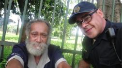 El policía que recoge a drogadictos y sin techo para ayudarlos