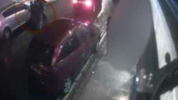 Las cámaras de seguridad muestran a Tenniswood y Chipchase subiéndose a un taxi. (Foto: BBC)
