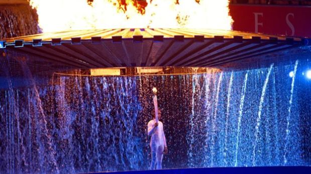 La australiana Cathy Freeman fue la segunda y hasta ahora última mujer encargada de encender el pebetero en unos juegos olímpicos, fue en Sídney 2000. (Foto: BBC)