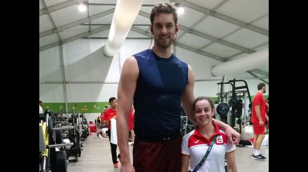 Twitter: la increíble diferencia de talla entre Pau Gasol (2.15 m) y gimnasta (1.51 m)