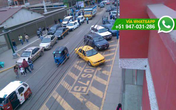 Pese a que es una zona rígida, conductores estacionan en puerta de salida de vehículos de bomberos (Foto: WhatsApp El Comercio)