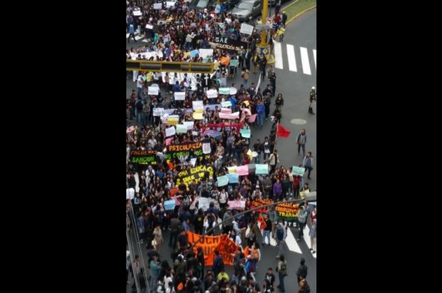 Los estudiantes fueron obligados a retroceder por el jirón Cotabambas, en el Cercado de Lima. (Foto: Twitter: @fasterfito69)