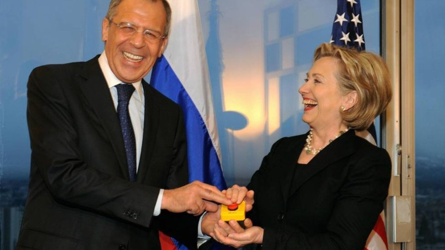 Estados Unidos le obsequió a Rusia un botón... no de camisa.