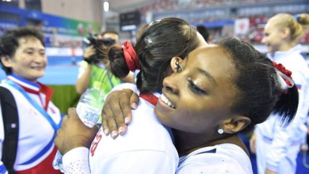 La gimnasta norcoreana también abrazó a Simone Biles, la famosa campeona de EE.UU. (Foto: Getty)