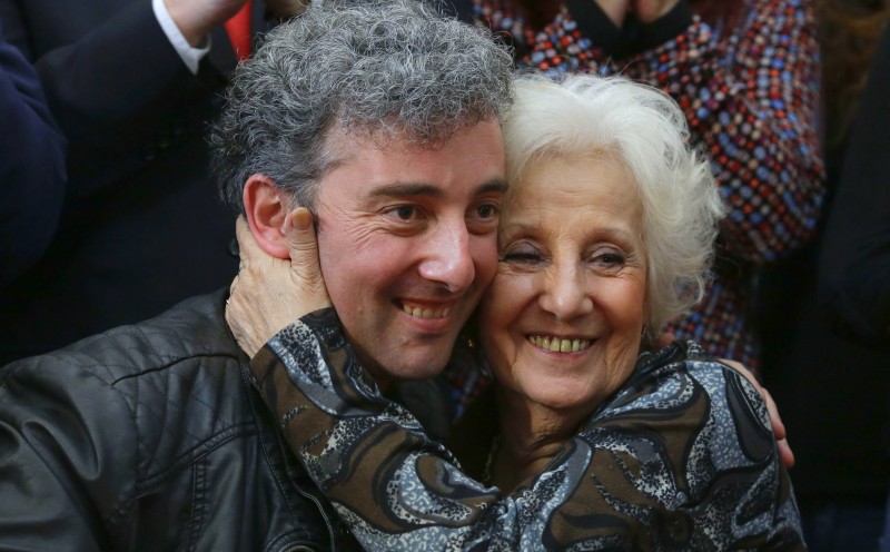 Estela de Carlotto junto a su nieto Ignacio Guido Montoya Carlotto el 8 de agosto de 2014, día en que se informó al mundo de su hallazgo. (AP)