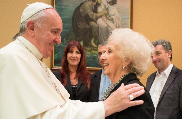 Estela de Carlotto junto al papa Francisco el 4 de noviembre de 2014. (AFP)