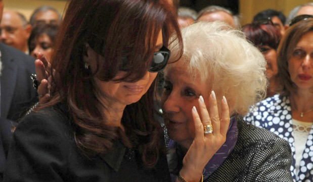 Estela de Carlotto consuela a Cristina Fernandez durante el funeral de Nestor Kirchner en 2010. (AP)