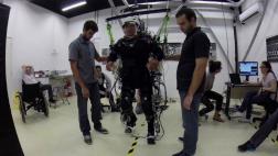 Tratamiento devuelve movilidad de piernas a parapléjicos