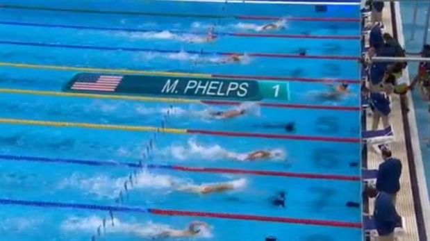 La captura de la llegada de Phelps en los 200 metros combinados lo dice todo: llegó, volteó a ver su tiempo y todavía no habían llegado sus rivales. Impresionante. (Foto: Captura)