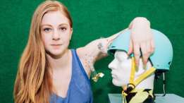 Otro casco, esta vez para cepillarse los dientes. Según ella misma explica, sus inventos resuelven problemas que no existen. O los resuelven de manera horripilante. (Foto: Simone Giertz)