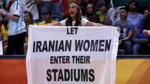 La mujer iraní permaneció en el lugar pese a que el Comité Olímpico Internacional prohíbe cualquier manifestación política durante los Juegos. (Foto: AP)