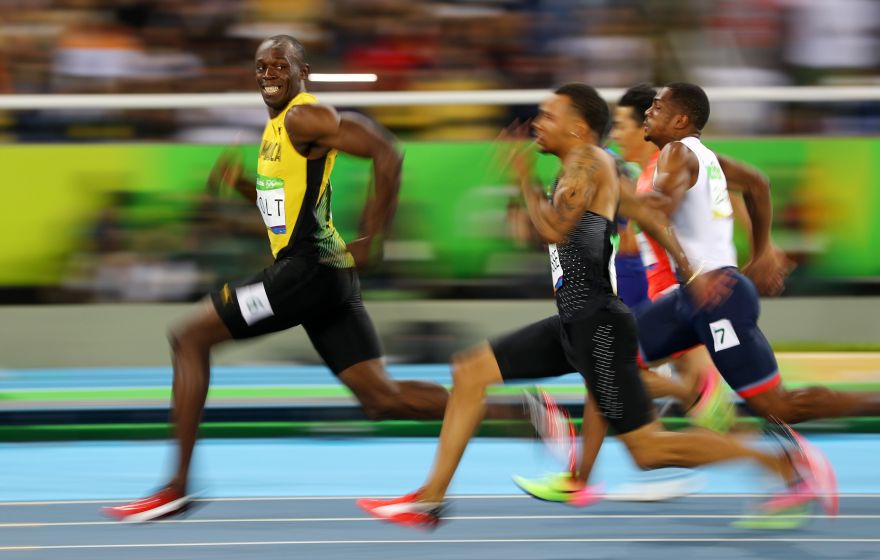 Usain Bolt está por llegar a la meta, pero antes regala una sonrisa a sus rivales en Río 2016. (Foto: Reuters)