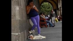 Mujer coloca a su bebé en el suelo para aprovechar WiFi gratis