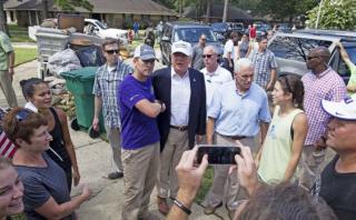 Trump visita Louisiana tras inundaciones y critica a Obama
