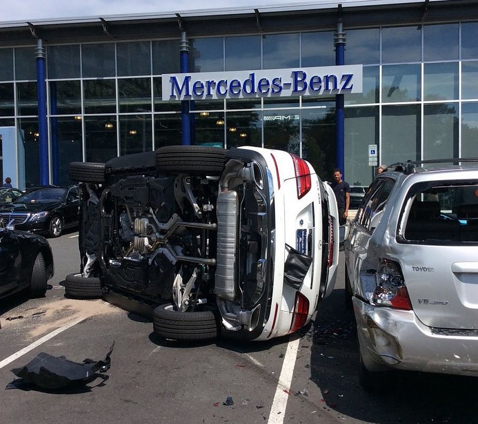 Este Mercedes-Benz GLE terminó de costado en una prueba de manejo. (fotos: difusión)