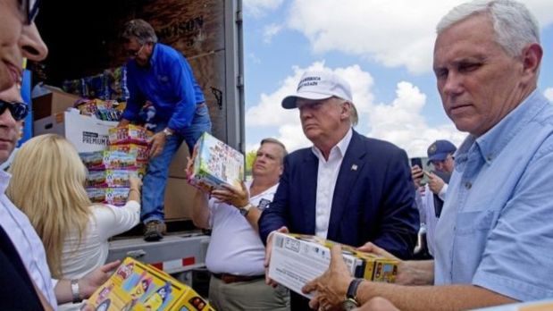 Trump visitó las zonas devastadas por inundaciones en Luisiana junto a su compañero de fórmula, Mike Pence. (Foto: AP)