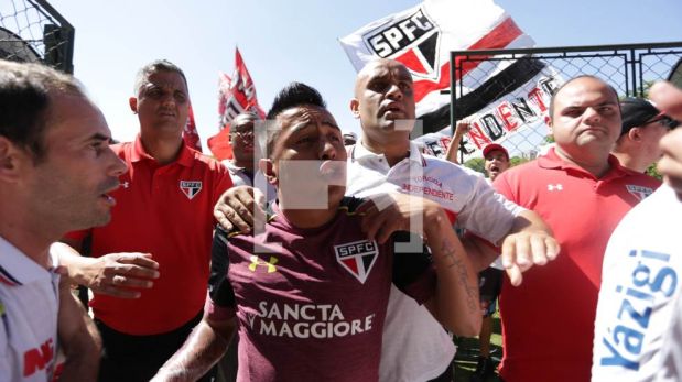 Christian Cueva tenso momento durante invasión de barra brava del Sao Paulo FC 