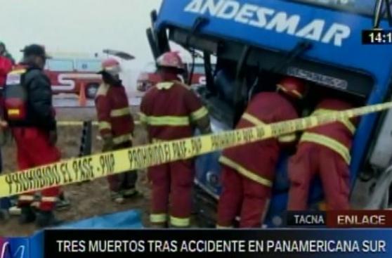 Choque de bus y auto deja tres muertos, entre ellos un chileno