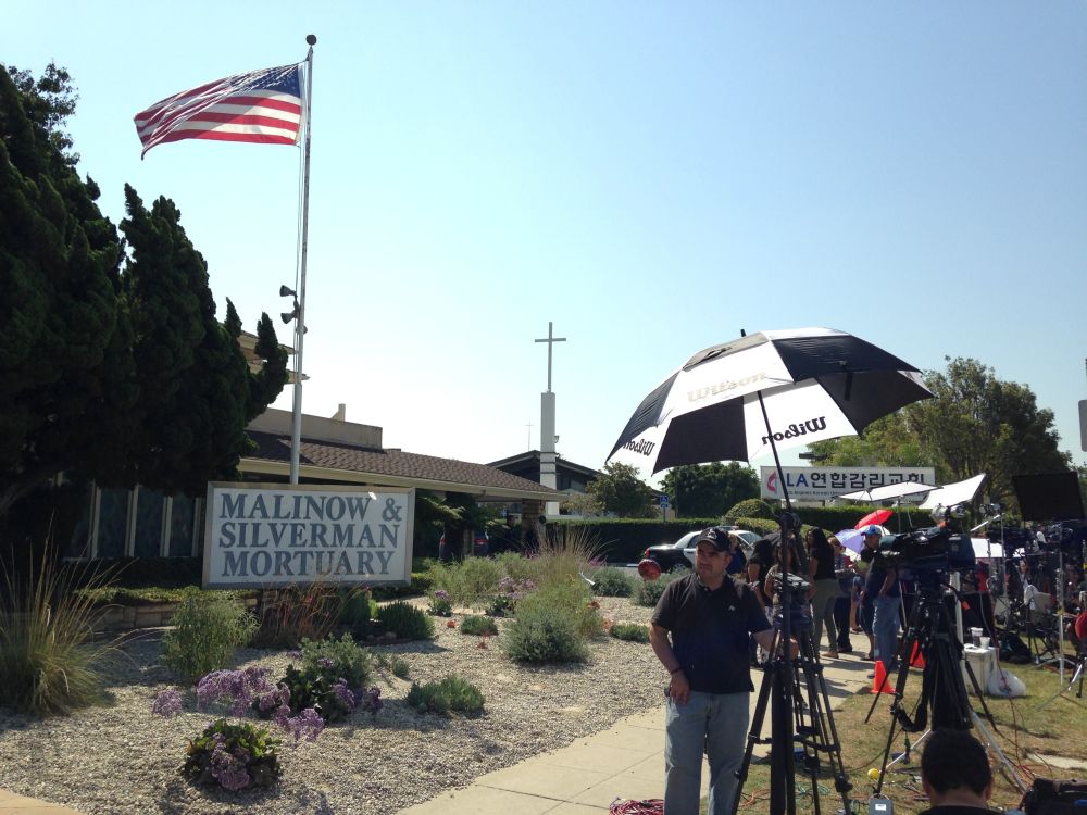 Los fanáticos de Juan Gabriel y los medios se ubicaron en las afueras de la funeraria Malinow & Silverman Mortuary, de Los Angeles. (AP)