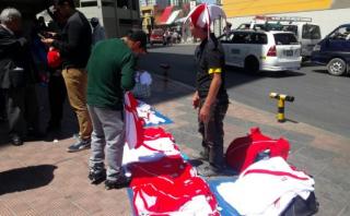 Camisetas de Perú se venden afuera del Hernando Siles de La Paz