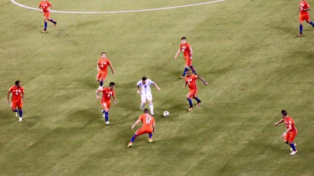 Messi y un gol contra 7 rivales: la nueva foto viral del crack. (Foto: Captura)