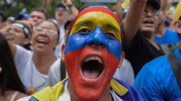 La protesta de este jueves buscaba presionar al Consejo Nacional Electoral para que ponga fecha al referéndum revocatorio. (Foto: AFP)