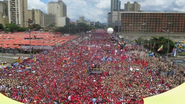 Esta es una de las imágenes que el gobierno venezolano divulgó de la marcha oficialista este jueves en Caracas. (Foto: AFP)