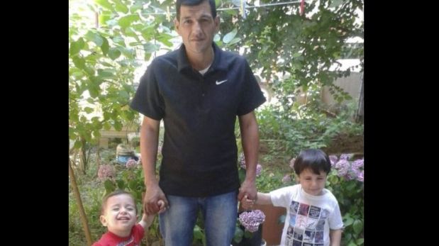 Abdullah Kurdi junto a sus hijos Alan, a la izquierda, y Galip. (Foto: Reuters)