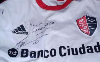 Gracias a autógrafo de Lionel Messi pareja argentina se casará