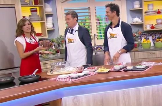 Benjamin Bratt y Bryan Cranston cocinan un 'lomo saltado' en TV