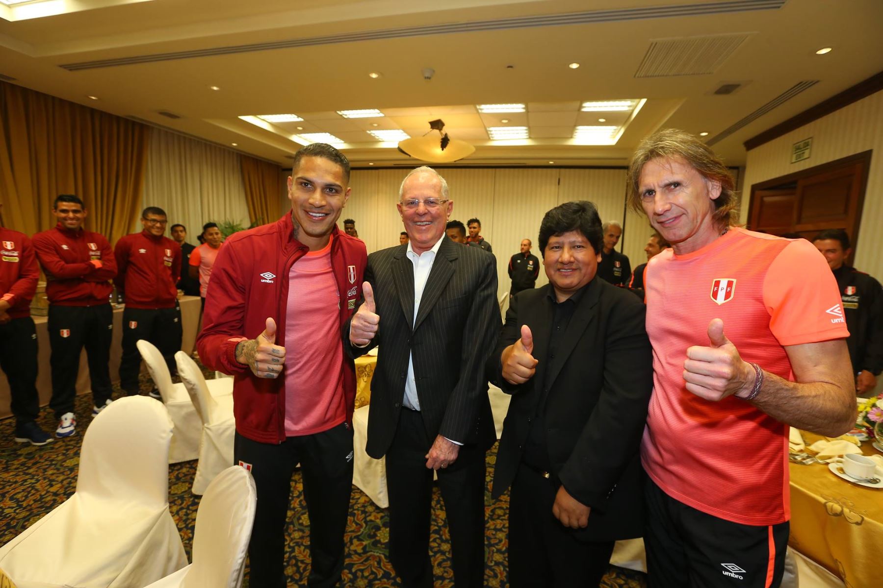 Kuczynski visitó y saludó a miembros de la selección de Perú