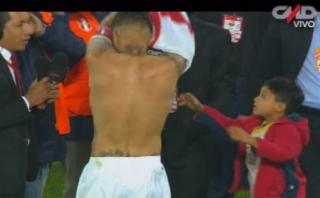 Paolo Guerrero tuvo emotivo gesto con pequeño hincha peruano