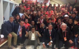 Selección celebró triunfo en el vestuario con esta fotografía