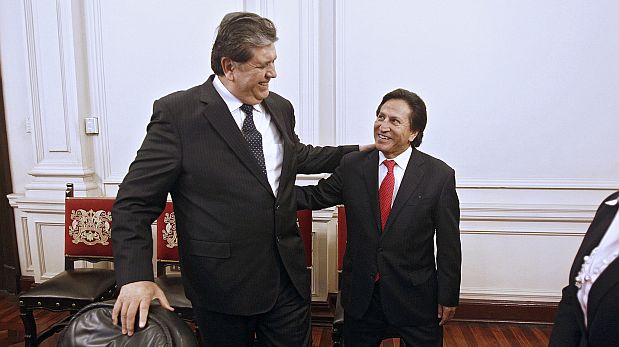Handout photo released by the Peruvian presidency office showing Peruvian former presidents, Alan Garcia (L) and Alejandro Toledo (R), smiling before a meeting with Peruvian President Ollanta Humala and his cabinet on June 3, 2013. Humala informed Garcia and Toledo about the current state of the maritime delimitation process with Chile. AFP PHOTO/PRESIDENCIA