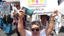 Miles marchan contra matrimonio igualitario en México