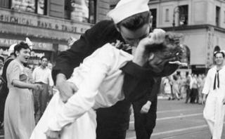 Muere mujer del icónico beso con marinero en Times Square