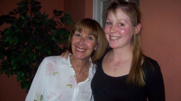 Lisa con su mamá, Doreen, en 2007. (Foto: BBC)