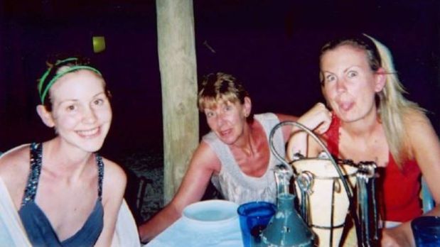 Lisa Day de vacaciones con su mamá Doreen y su hermana mayor Katie en 2009. (Foto: BBC)