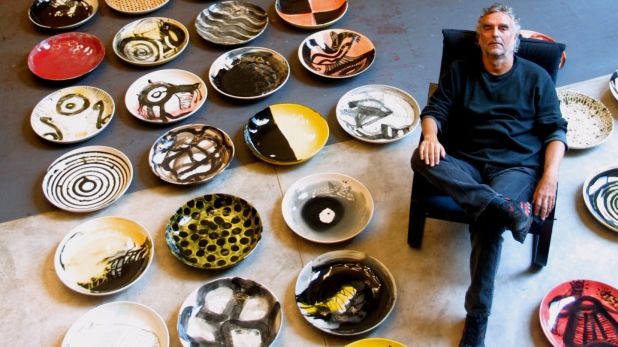 El escritor Jeremías Gamboa entrevista al pintor Ramiro Llona con ocasión de sus próximas retrospectivas