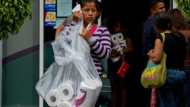 El papel higiénico es uno de los productos más difíciles de conseguir en Venezuela. (Foto: AFP)