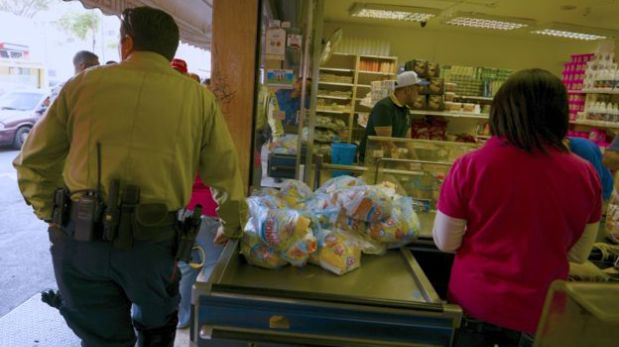 La presencia policial es una constante en los supermercados. (Foto: AFP)