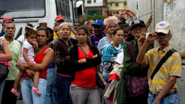 Las filas diarias es algo a lo que los venezolanos han debido acostumbrarse. (Foto: AFP)
