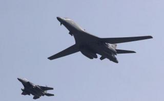 Bombarderos nucleares de EE.UU. vuelan sobre Corea del Sur