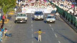 Un niño ante la marcha que se opone al matrimonio gay