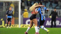 Candidata al Miss Bum Bum saltó a cancha y abrazó a futbolista