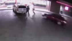 Delincuente atropelló a 3 policías, pero uno logró arrestarlo